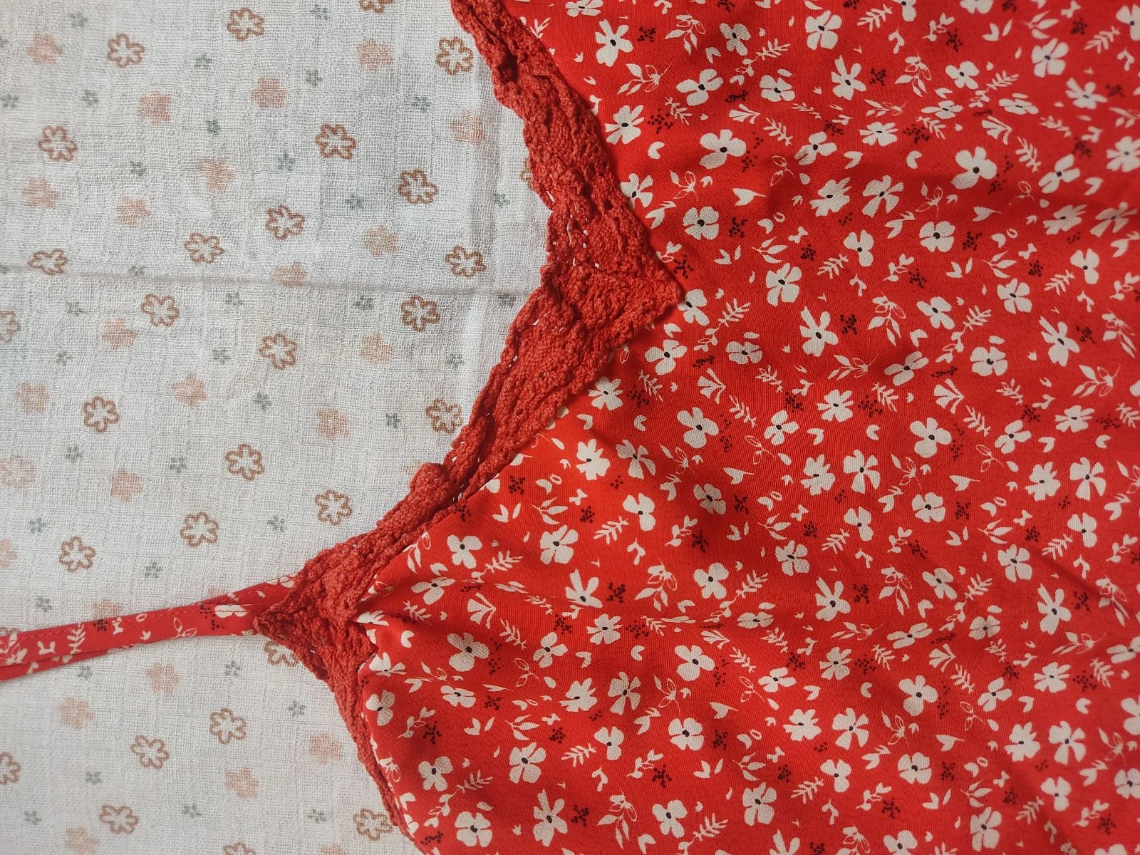 Camisola roja con flores blancas LH - Talla 42 - Muy buen estado – photo 3